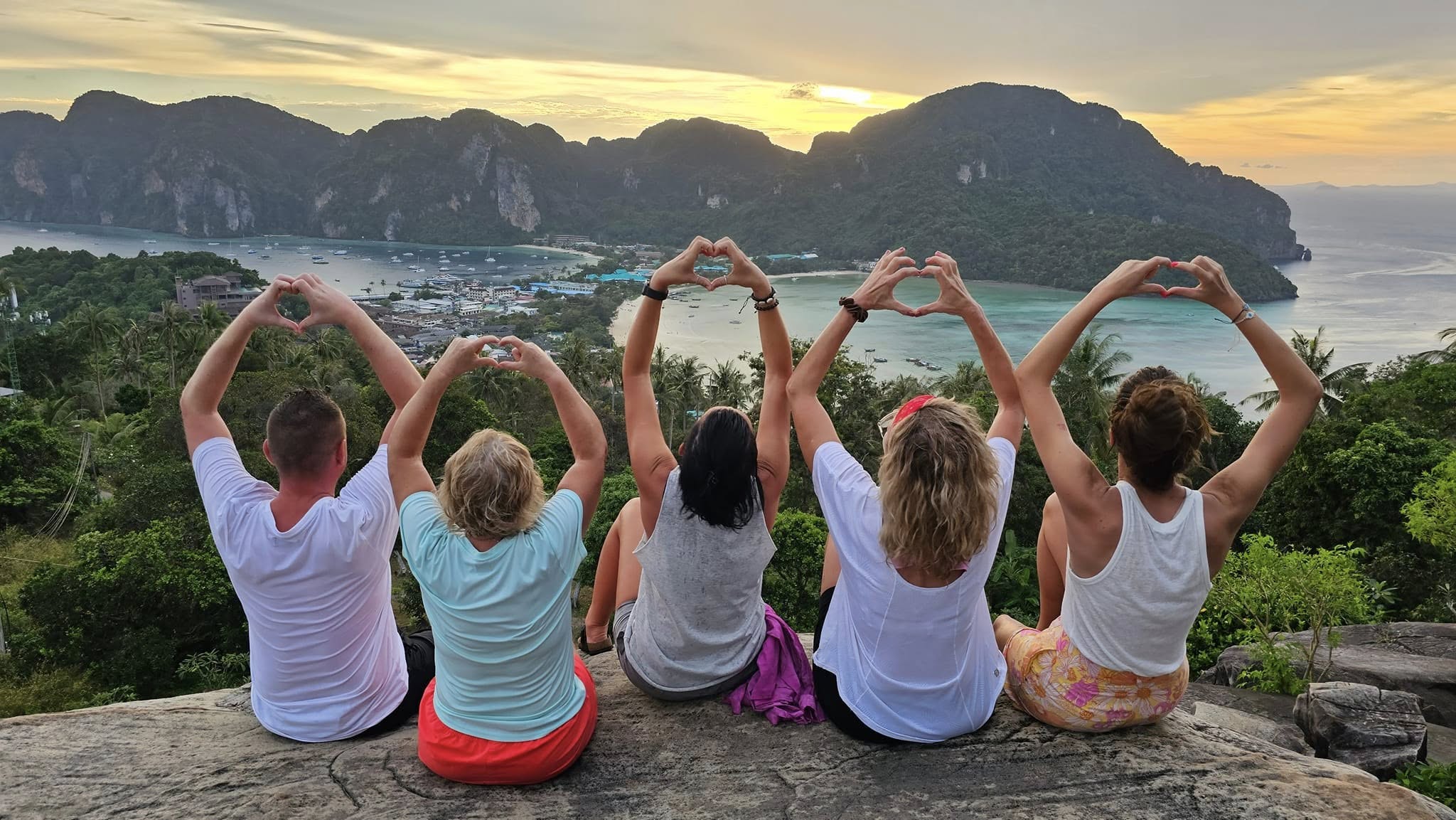 Tajlandia - wyspa Phi Phi punkt widokowy grupa.jpg